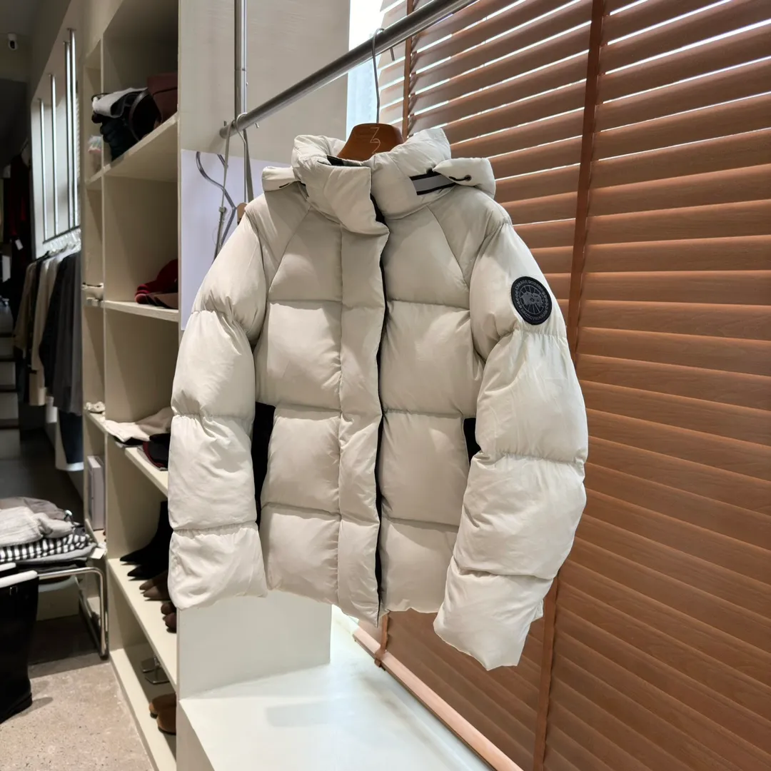 P780 Style No. Y110 𝗖𝗔𝗡𝗔𝗗𝗔 𝗚𝗢𝗢𝗦𝗘｜Canada Goose 𝗝𝘂𝗻𝗰𝘁𝗶𝗼𝗻Capsule Short Down Jacket/Ouyang Nana Generation 𝗦𝗶𝘇𝗲: 𝗫𝗦 𝗦 𝗠 𝗟 𝗫𝗟 Product color: black, white